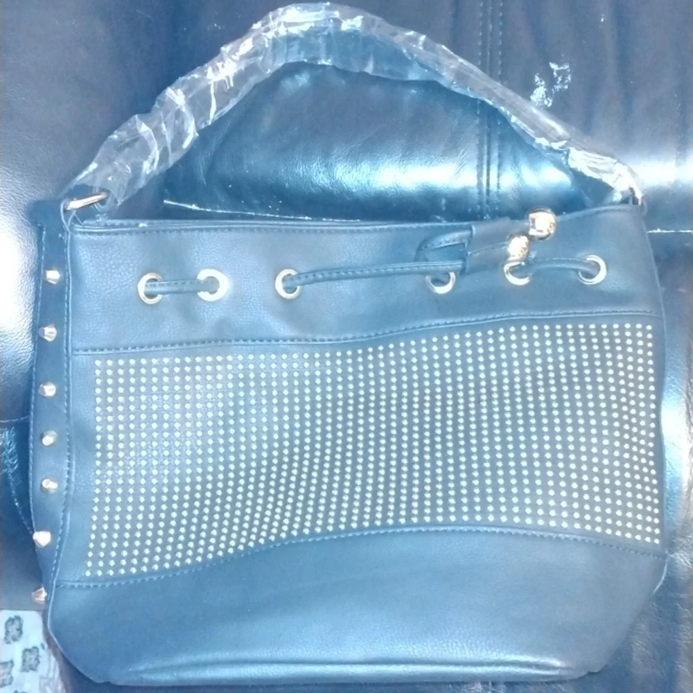 Black leatherette studded cross body purse NEW - Picture 6 of 12